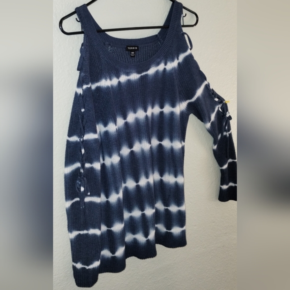TORRID COLD-SHOULDER LACE-UP SLEEVE SWEATER, SIZE 00 ~ EXCELLENT CONDITION - Picture 3 of 16